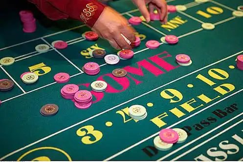Gambaran meja live casino dengan dealer profesional